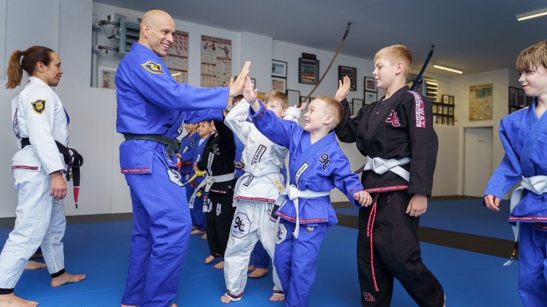 Trainer Renato Germano mit Kindern