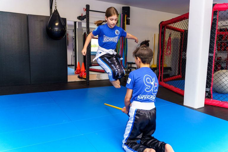Jugendliche beim Kicktraining