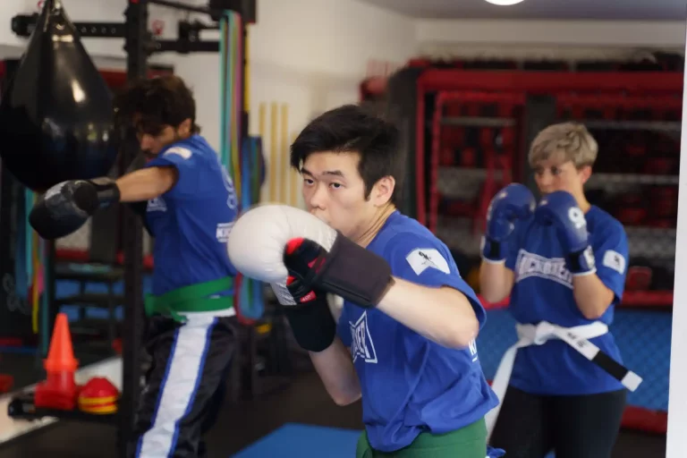 Kickboxer mit Handschuhen im Training