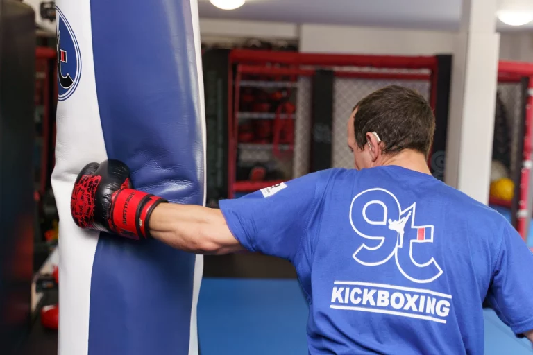 Kickboxer schlägt auf den Sandsack