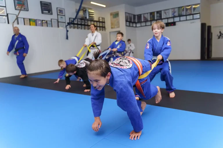 Kinder beim Aufwärmen im BJJ-Training